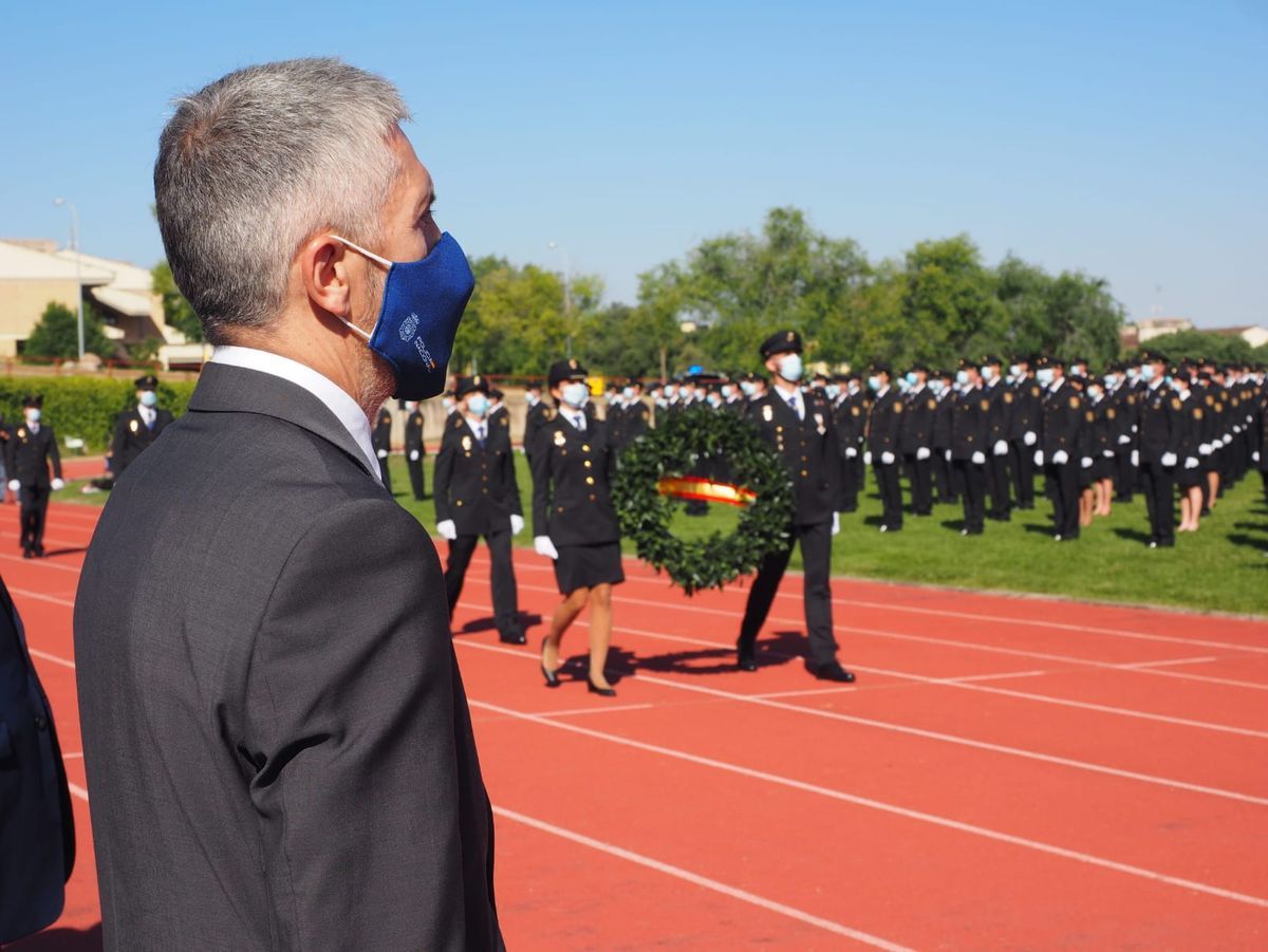El ministro del Interior, Fernando Grande-Marlaska, preside un desfile de cadetes de Policía Nacional en julio.
