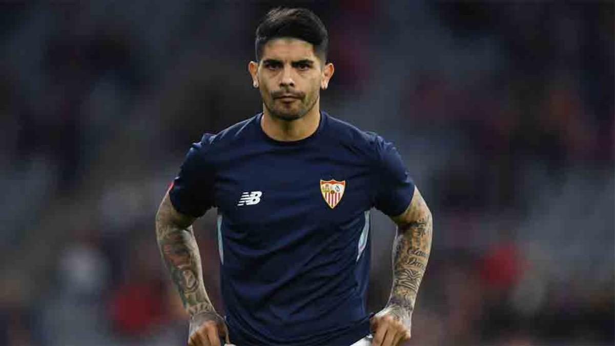 Éver Banega calentando con el Sevilla