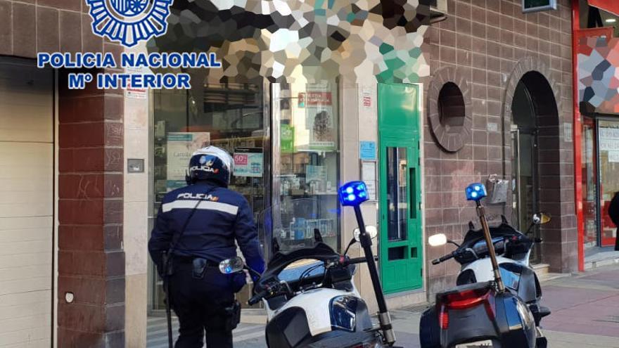 Los agentes acuden a una de las farmacias asaltadas.