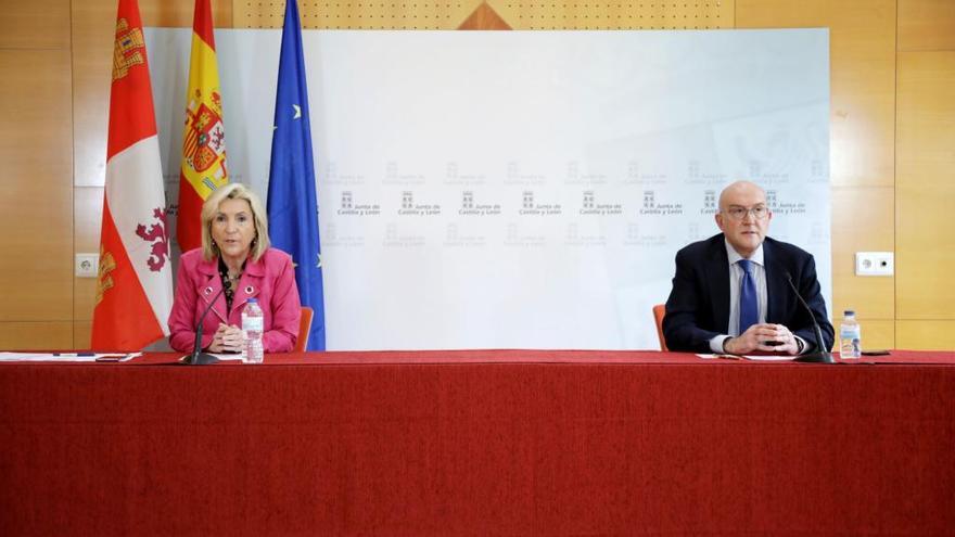 La consejera de Sanidad y el consejero de Agricultura, durante la rueda de prensa.