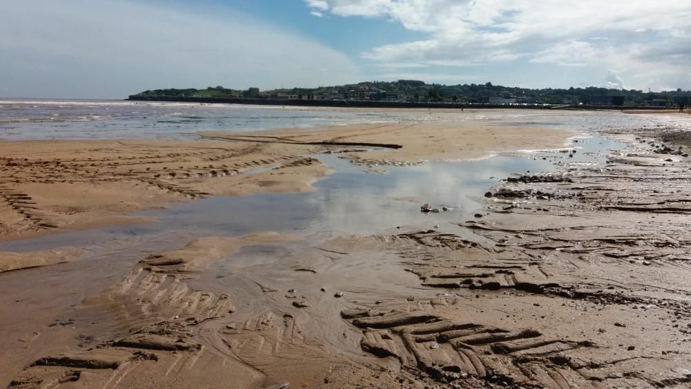 Una mancha marrón obliga a cerrar de nuevo la playa de San Lorenzo