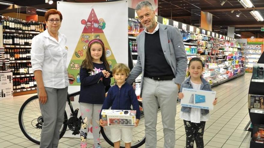 Ganadores de &quot;Alimentes&quot; en un supermercado vigués.