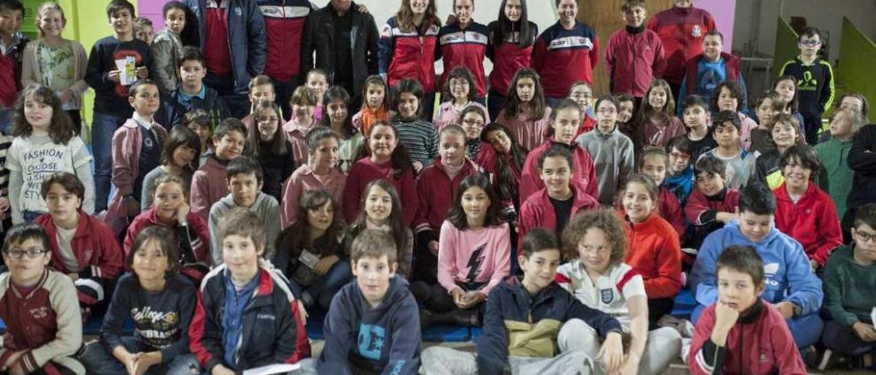 Integrantes de la UD Ourense visitaron ayer a los alumnos del colegio Concepción Arenal. // Brais Lorenzo