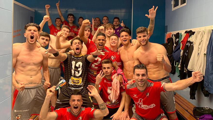 Los jugadores del CD Pozoblanco celebran la victoria en el vestuario del Rota.