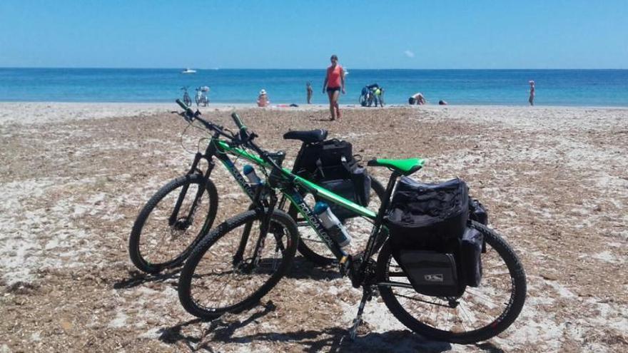 Bicicletas de la Policía Local de San Pedro, en una playa de la localidad.
