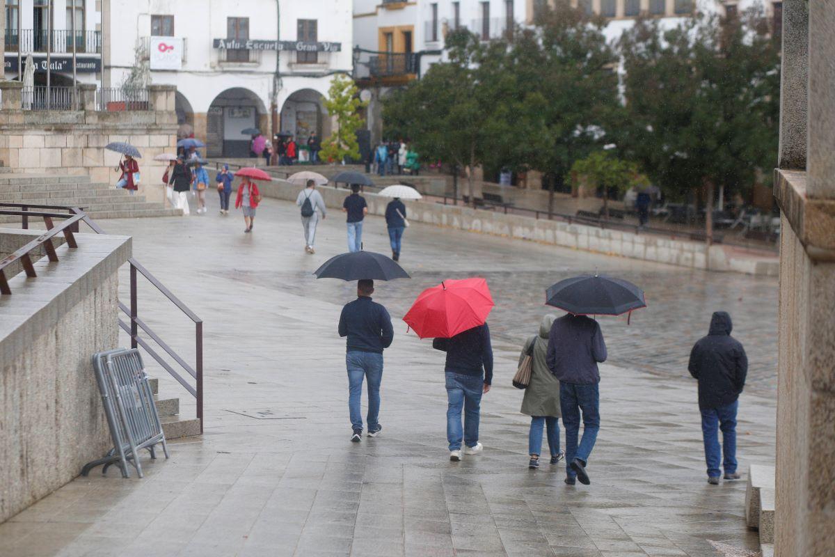 La Plaza Mayor de Cáceres en una jornada lluviosa