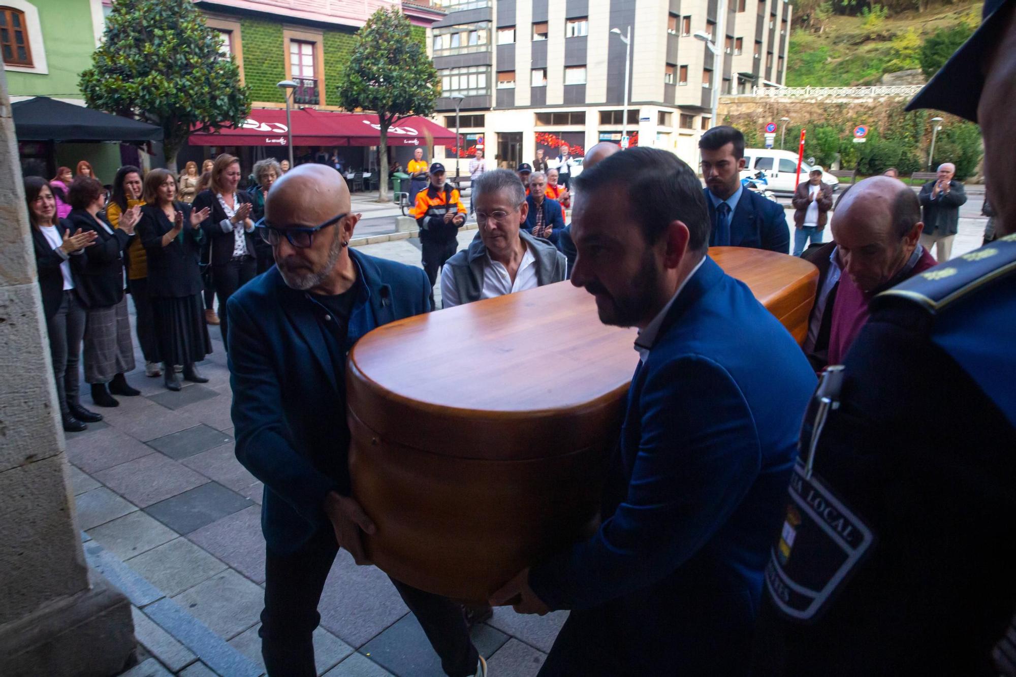 La capilla ardiente de Aníbal Vázquez en el Ayuntamiento de Mieres