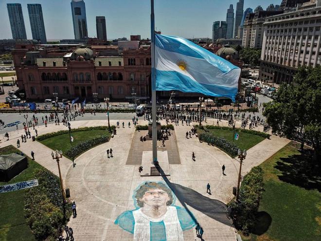 Miles de personas esperan para acceder a la Casa Rosada donde está instalada la capilla ardiente de Diego Armando Maradona.