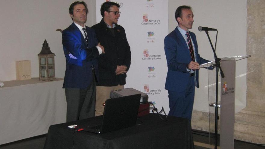 Javier Ramírez, Tomás del Bien y José Luis Prieto Calderón presentan la exposición ante empresarios de Zamora y operadores turísticos.