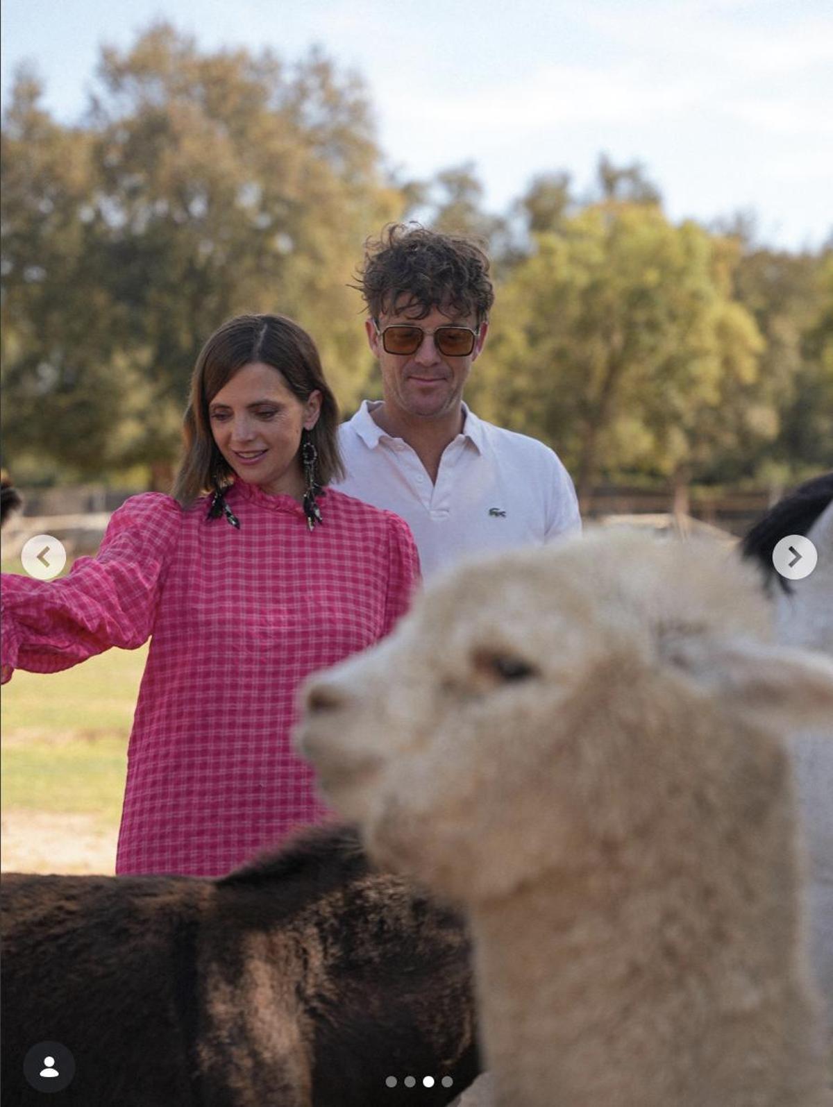 Macarena Gómez y Aldo Comas, con sus animales