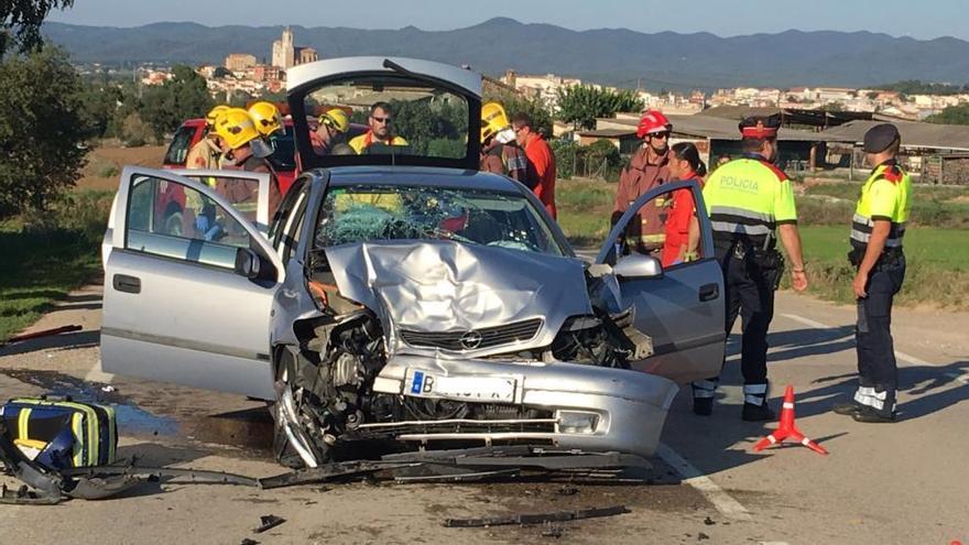 Estat en què va quedar el cotxe, després de xocar amb la màquina