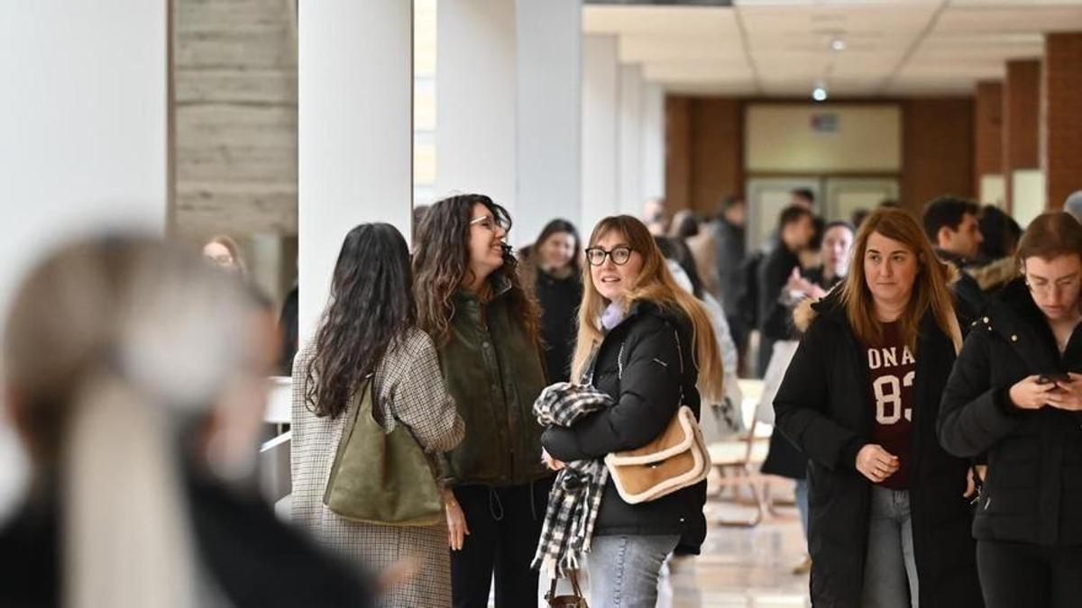 Aspirantes esperando para entrar en un examen de una oposición, en una imagen de archivo.