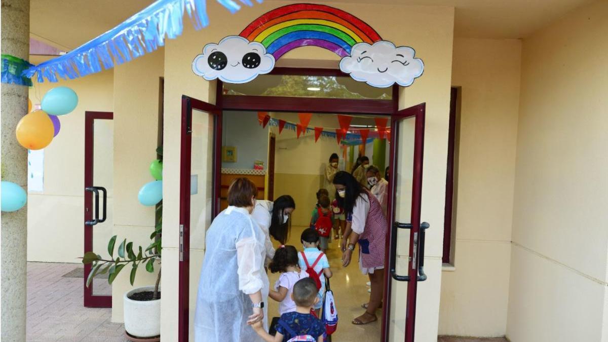 Niños entran en clase en el colegio La Vaguada de Cartagena.