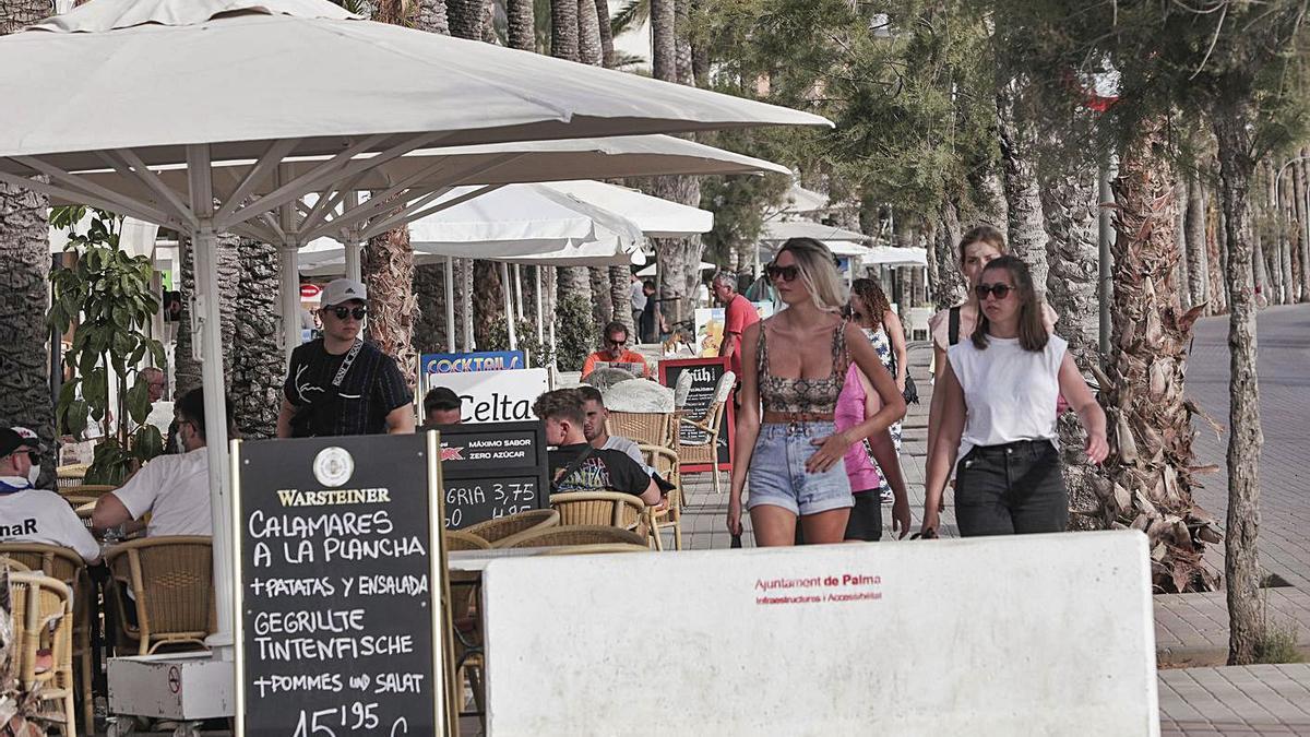 Turistas paseando por Platja de Palma.