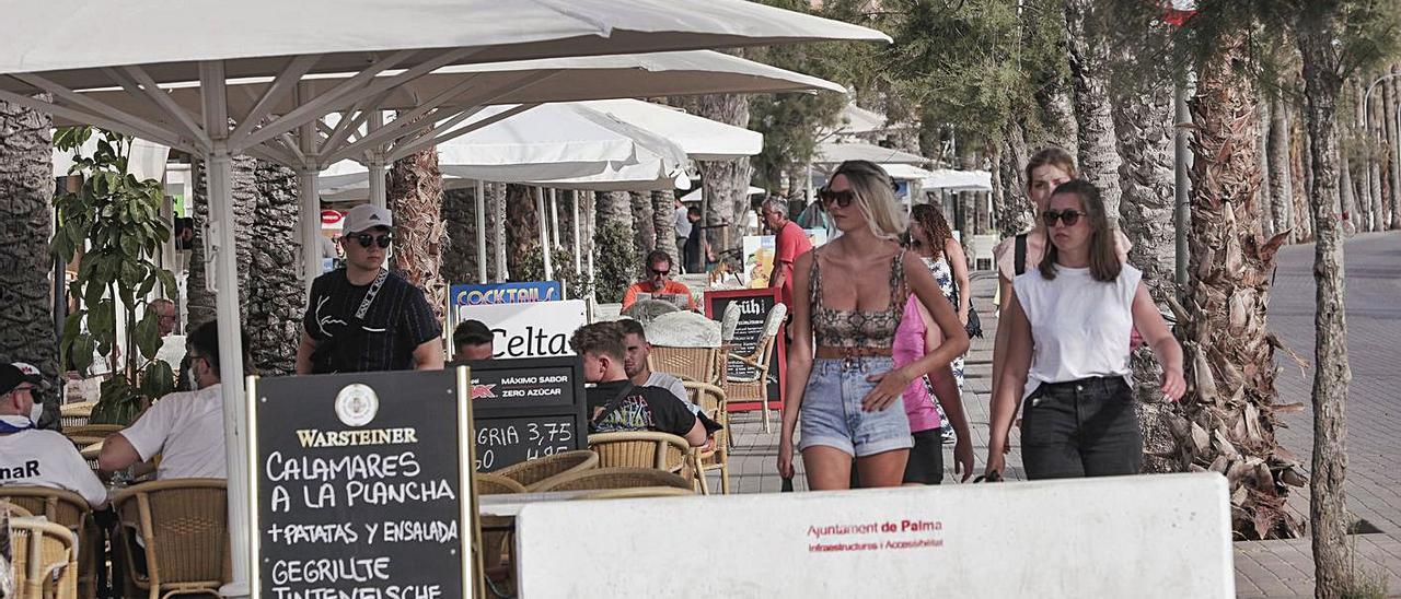 Turistas paseando por Platja de Palma.  | MANU MIELNIEZUK