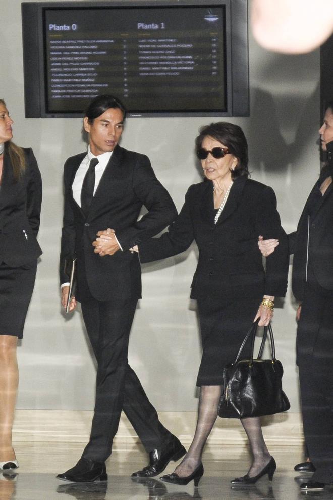 Julio José Iglesias con Beatriz Arrastia en el funeral de María Beatriz Preysler