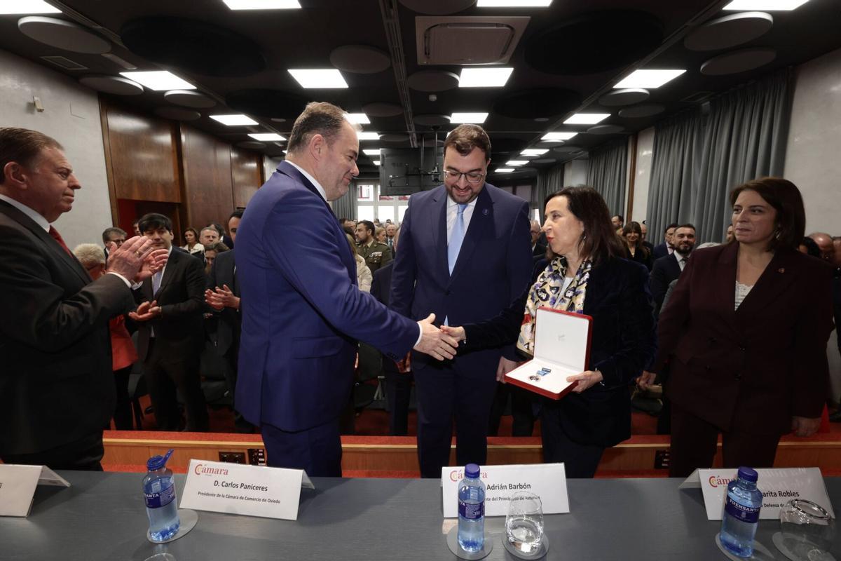 EN IMÁGENES: Margarita Robles recibe la Medalla de Oro de la Cámara de Comercio de Oviedo EN IMÁGENES: Margarita Robles recibe la Medalla de Oro de la Cámara de Comercio de Oviedo