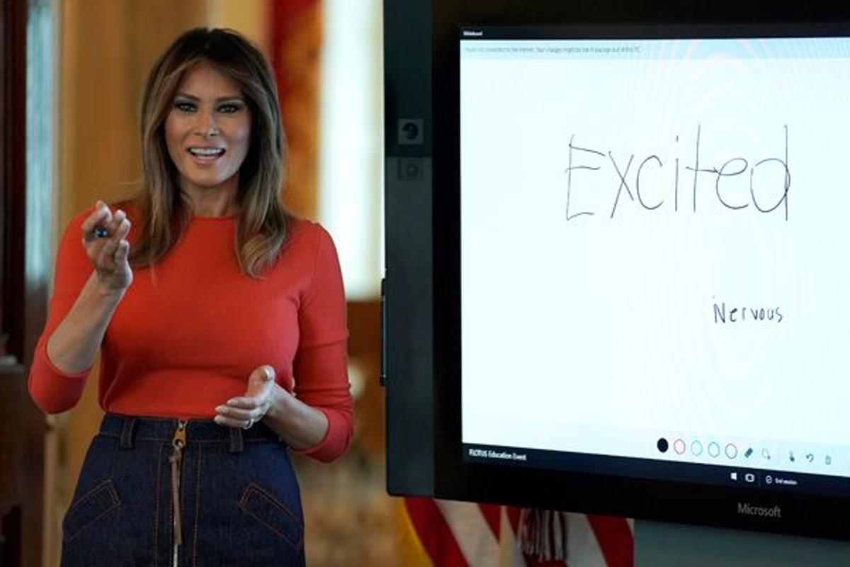 El look de Melania Trump con jersey naranja de Ralph Lauren y falda denim de Agnona