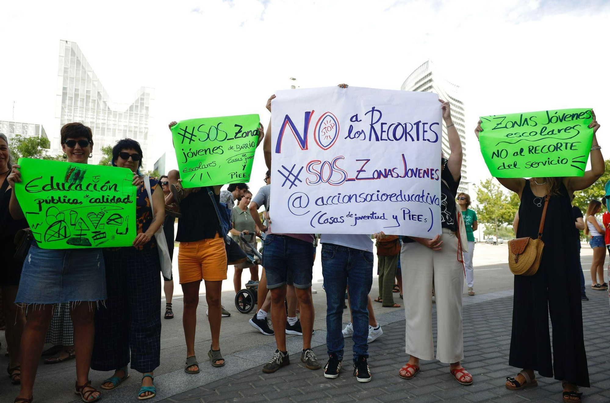 En imágenes | Concentración frente al departamento de Educación del Gobierno de Aragón
