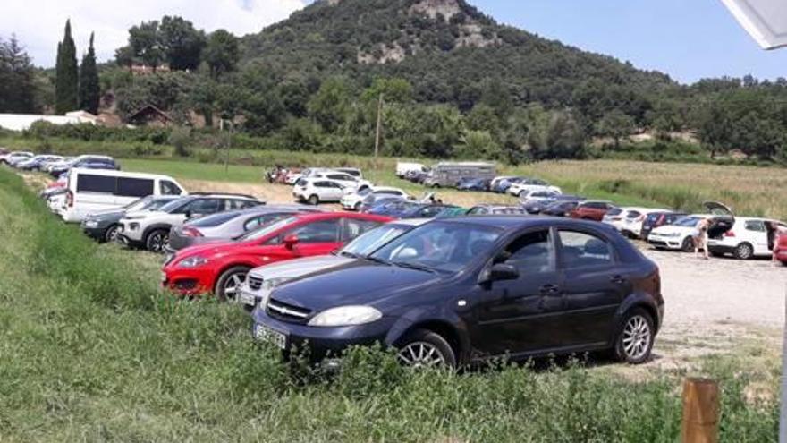 L&#039;aparcament situat a la zona d&#039;accés als gorgs ahir en una tarda de xafogor.