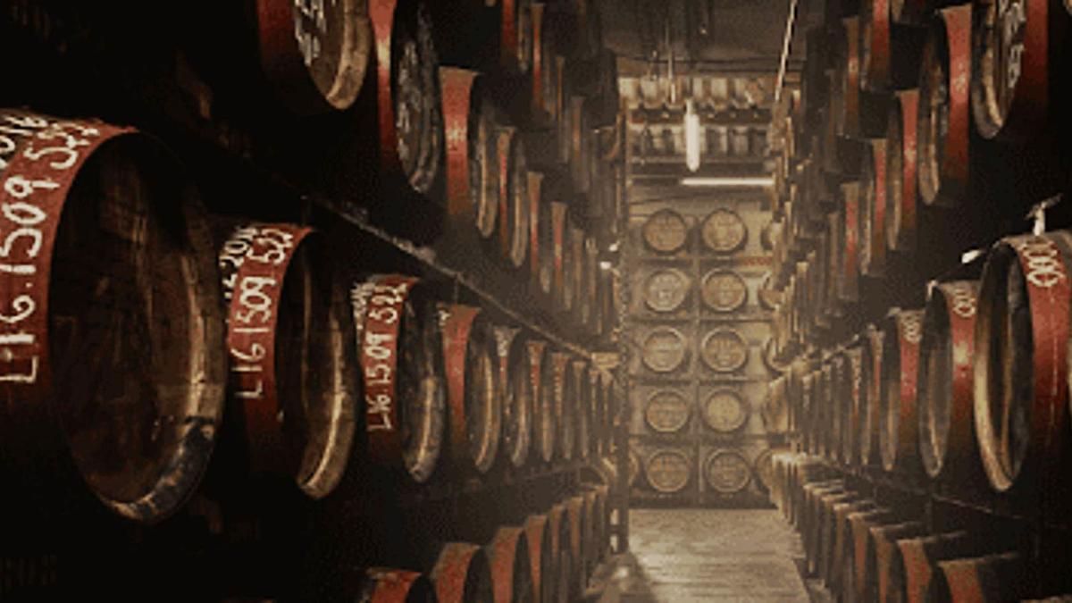 Almacén con barricas en la fábrica de Arehucas en la isla de Gran Canaria.