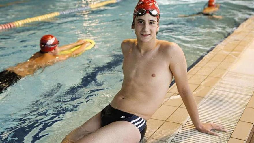 Mario Ezama, en la piscina del Grupo.