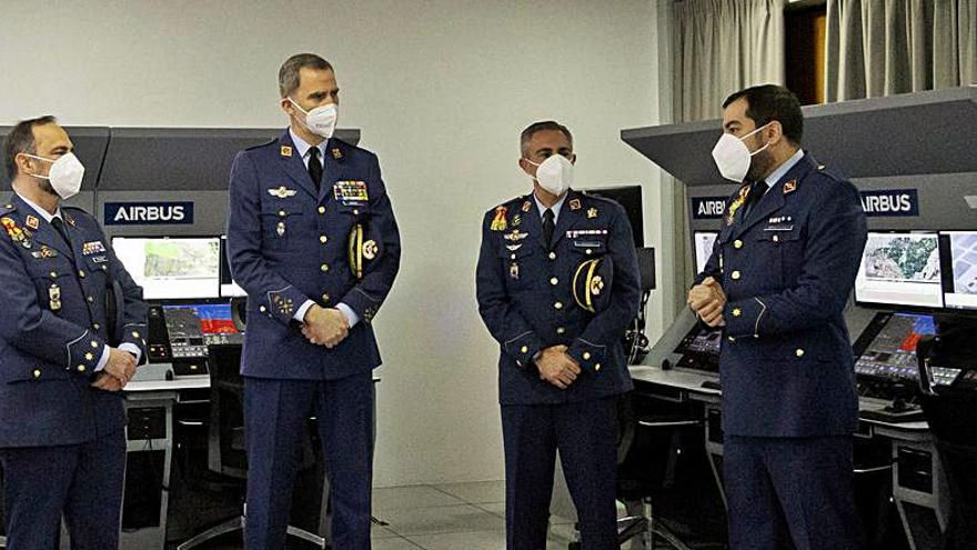 El rey, durante su recorrido por la base aérea y el grupo de escuelas del Ejército del Aire en Matacán. | Ical