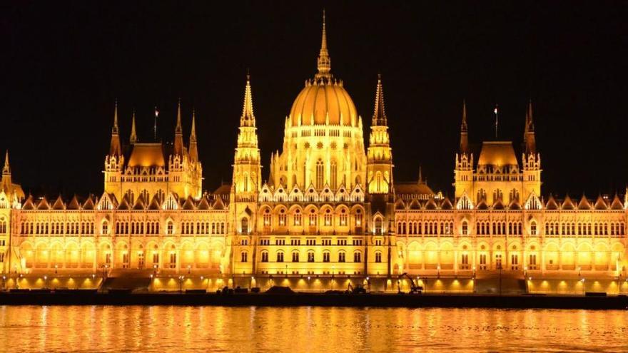 Panoràmica nocturna del Parlament de Budapest.