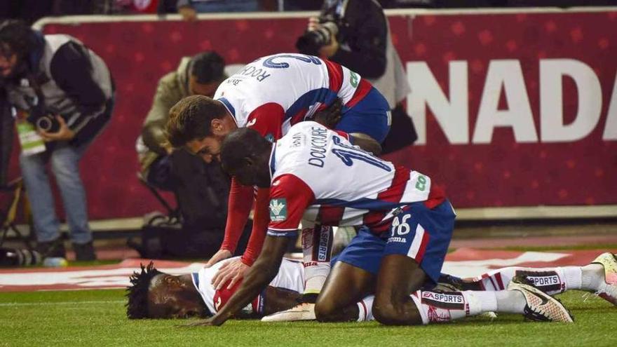 Succés, en el suelo, recibe la felicitación de sus copañeros tras anotar el primer gol local.