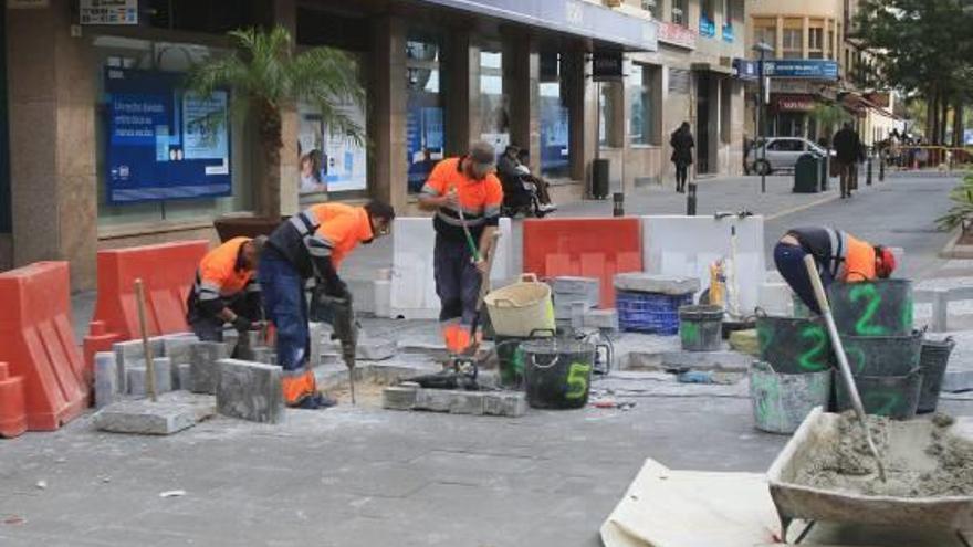 Gandia repara las baldosas sueltas del paseo