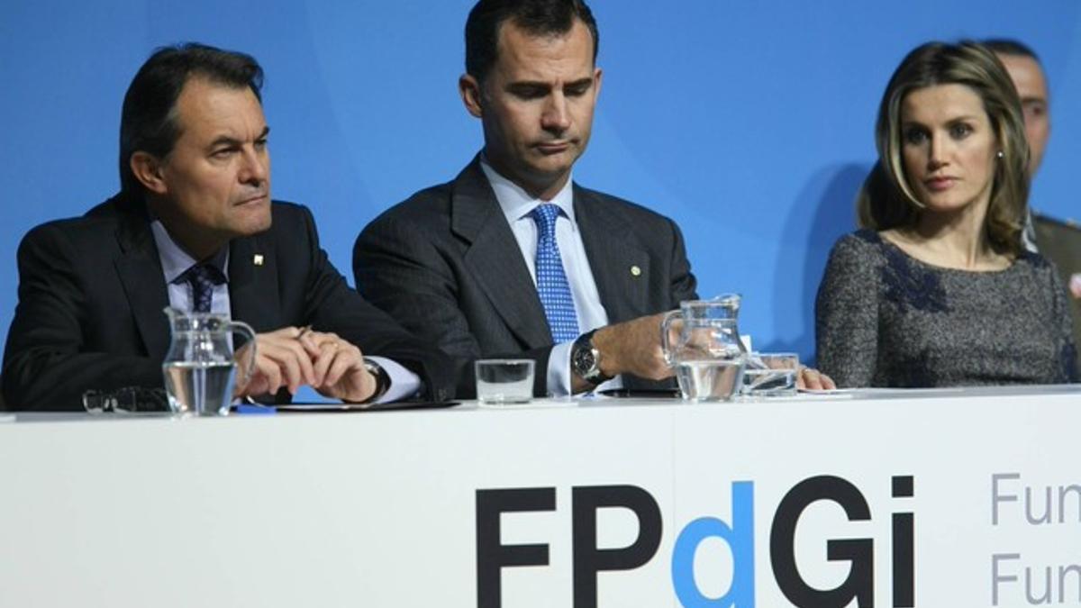 Artur Mas, Felipe y Letizia, durante el acto de la Fundació Príncep de Girona en Barcelona.