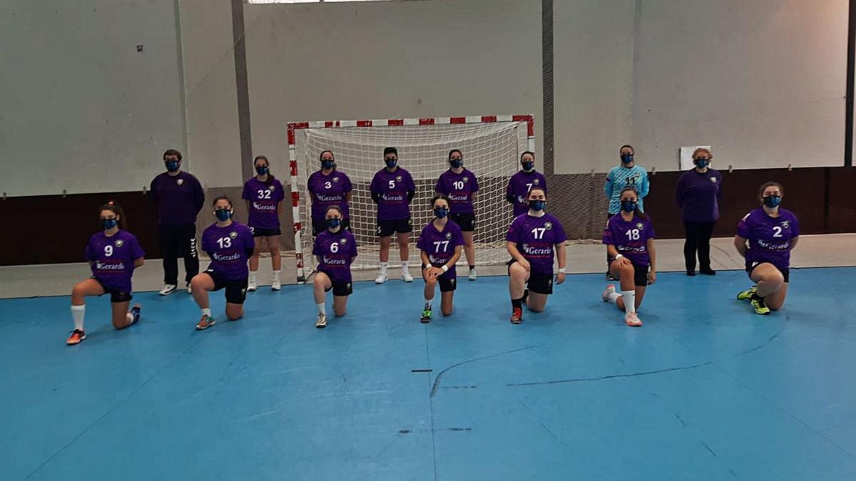 Plantilla del Balonmano S.D. Samertolaméu posando junto a una portería. |  // FDV