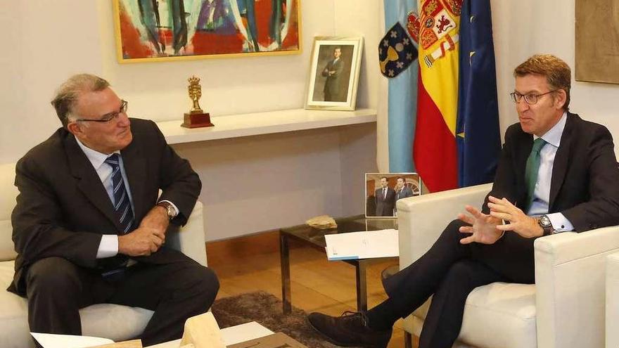 El presidente de la Fegamp, Alfredo García, en su reunión con Feijóo a principios de mes.