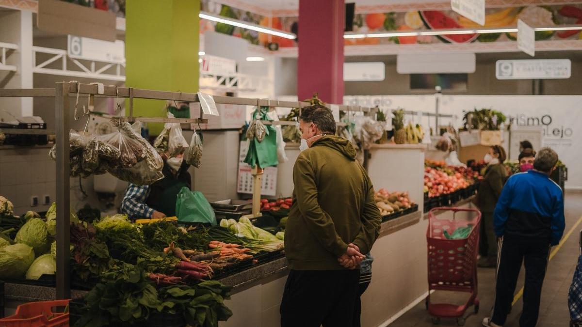 Compras en el mercado de Almendralejo