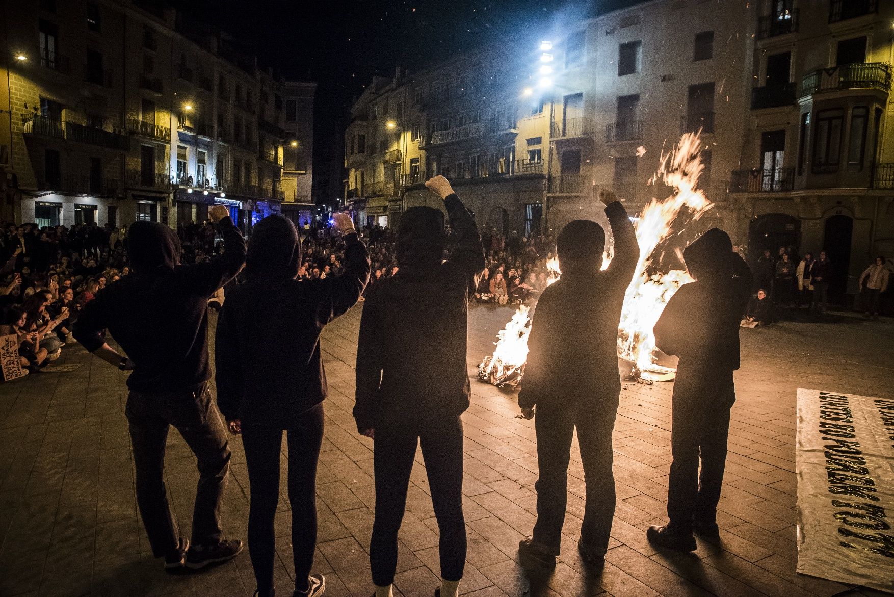 Manresa condemna la violència masclista en la manifestació del 8M