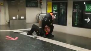 Pelea entre dos vigilantes del metro