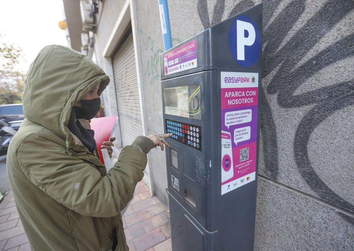 Parquímetro fuera de servicio, ayer, en una calle de Orihuela. | TONY SEVILLA