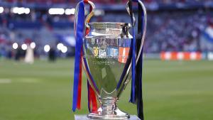 El trofeo de la Champions League en la final de 2025.