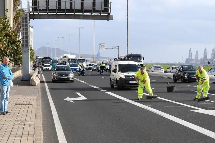 22-04-19 SUCESOS. AVENIDA MARITIMA. LAS PALMAS DE GRAN CANARIA. Accidente a primera hora de la mañana. Fotos: Juan Castro.  | 22/04/2019 | Fotógrafo: Juan Carlos Castro