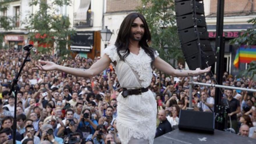 Conchita Wurst es recibida con una pitada a Ana Botella