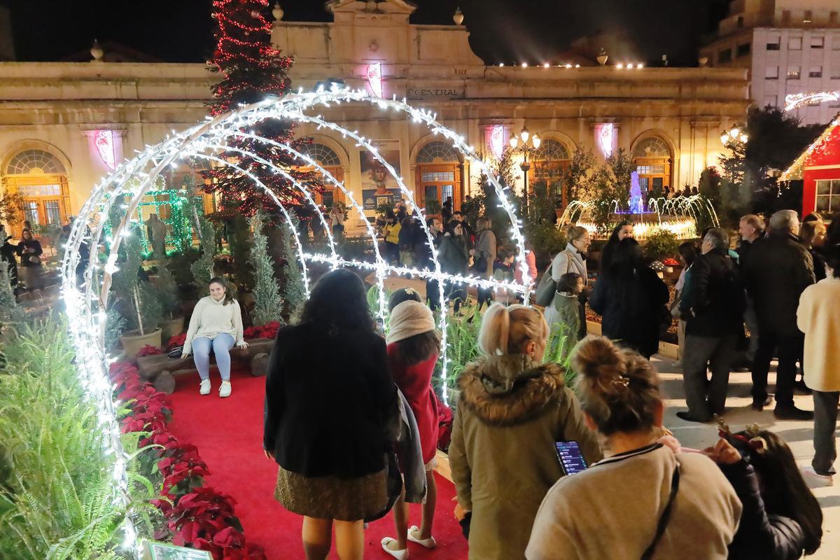 Iluminación en la plaza Mayor de Castelló encendida este martes.