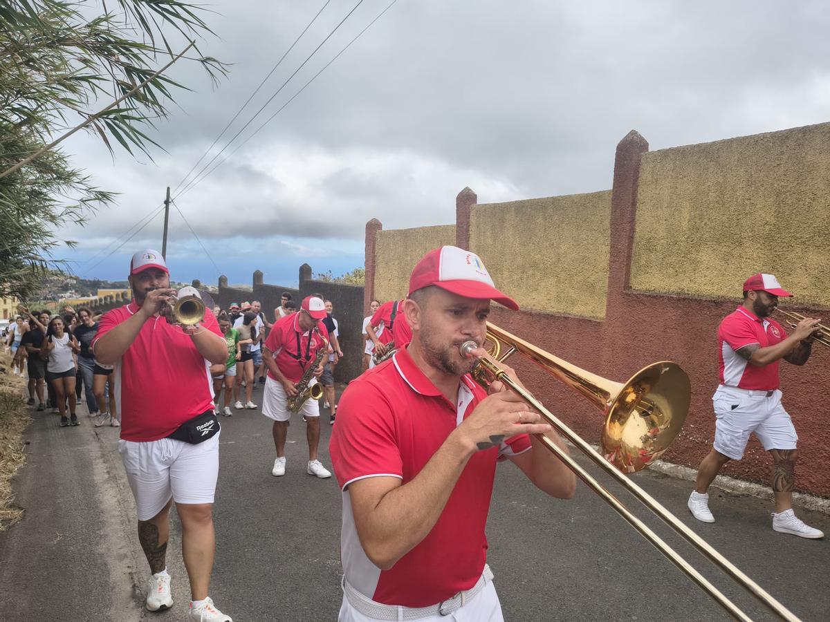 Componentes de la banda que encabezaba el recorrido.