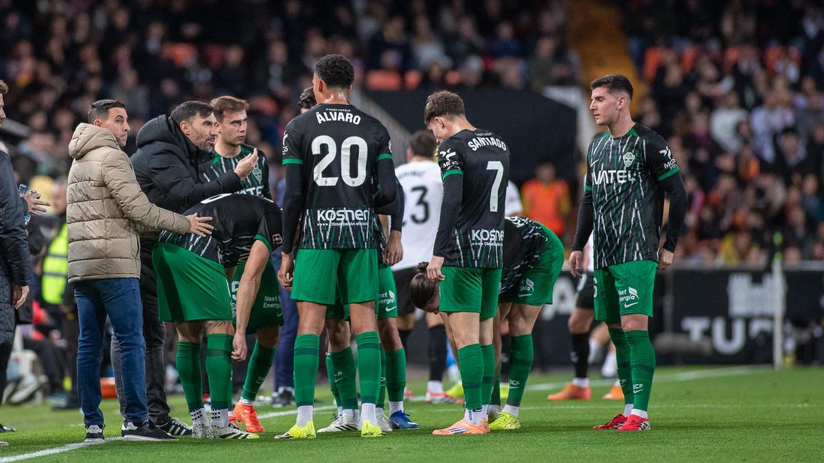 Elche y Valencia se enfrentan en el derbi de la necesidad