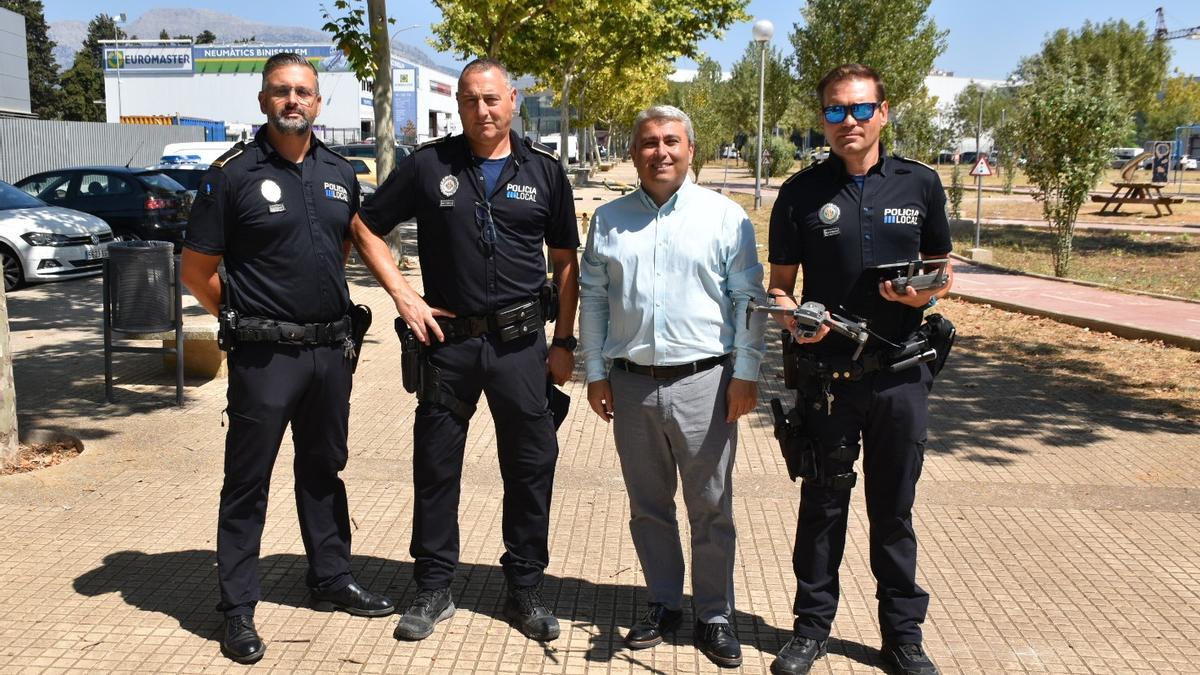 El alcalde Virgilio Moreno junto a tres agentes policiales y el nuevo dron.