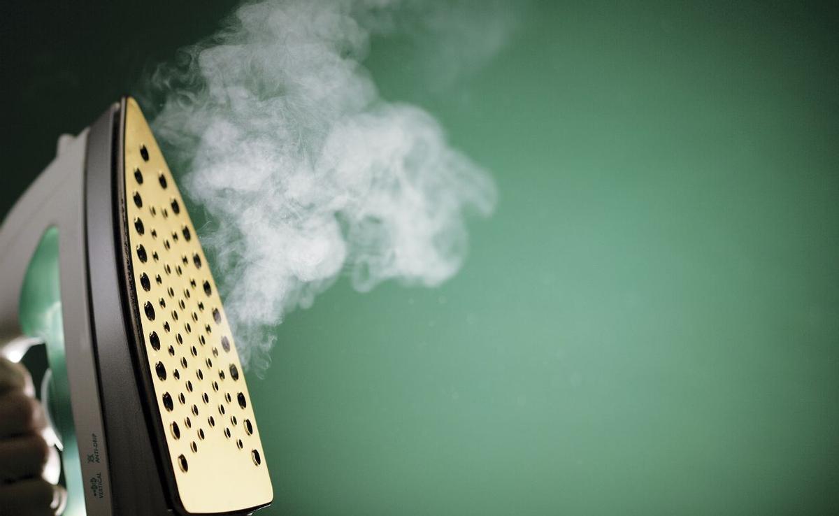 Técnicas sorprendentes para limpiar tu plancha de vapor