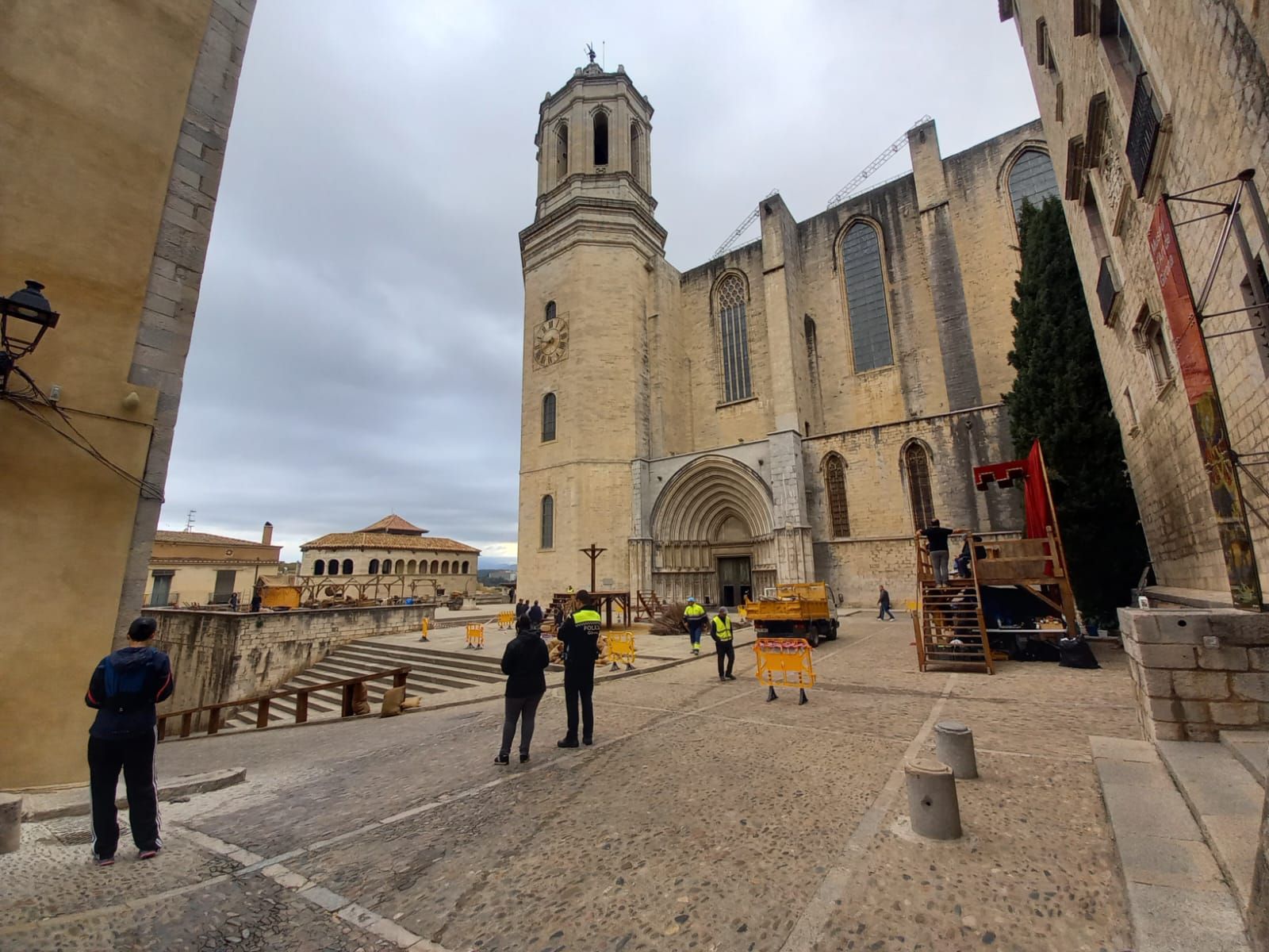 Instal·len una gran pira medieval davant la catedral de Girona per al rodatge de "Mrs.Davis"