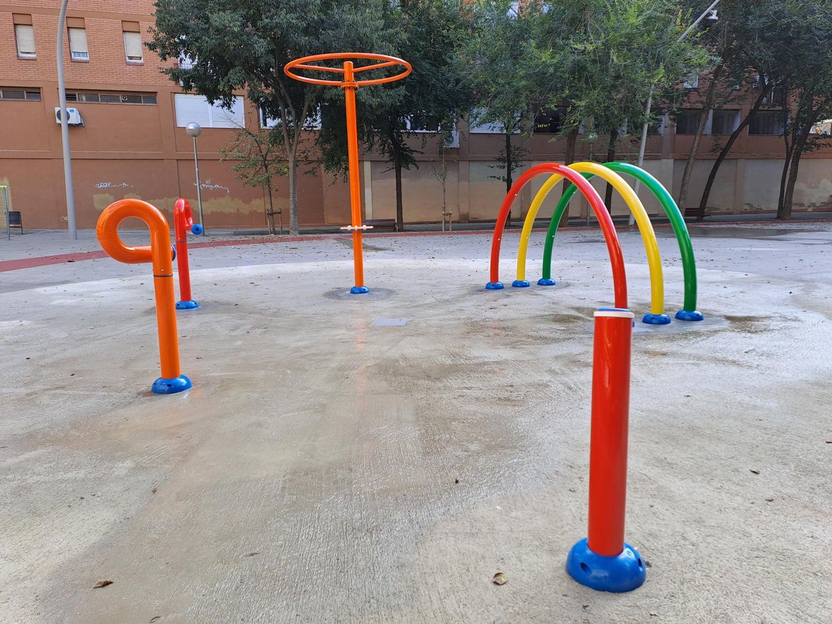 Zona de juego de agua infantil en la plaza del Maresme.