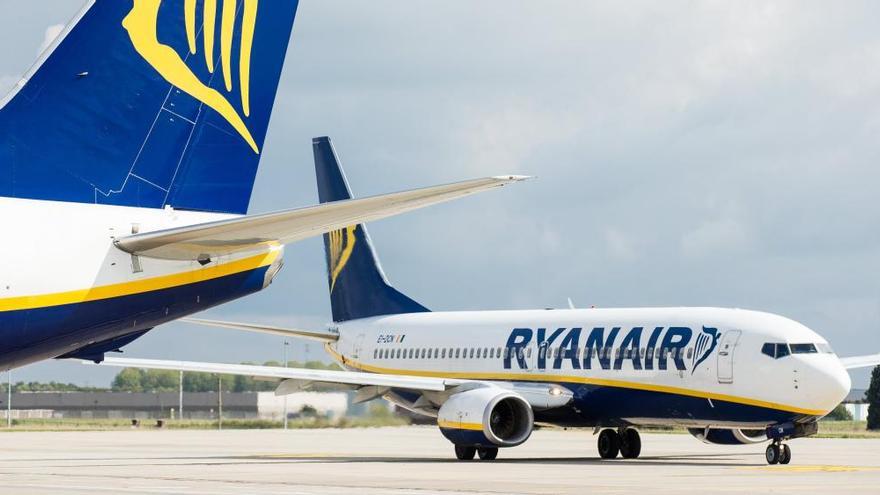 Así vive un azafato de Ryanair: &quot;cobro seis euros por vuelo, pago tres por una botella de agua y me obligan a agobiar a los pasajeros&quot;