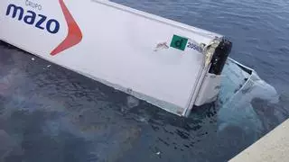 Un camión cae al mar en el Puerto de Las Palmas