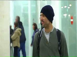 L’exentrenador del FC Barcelona, Josep Guardiola, torna a casa per les vacances de Nadal.